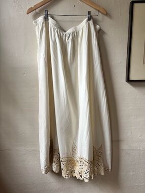 Vintage Rayon White and Gold Skirt with Embroidered Hem Detail. Size 2X